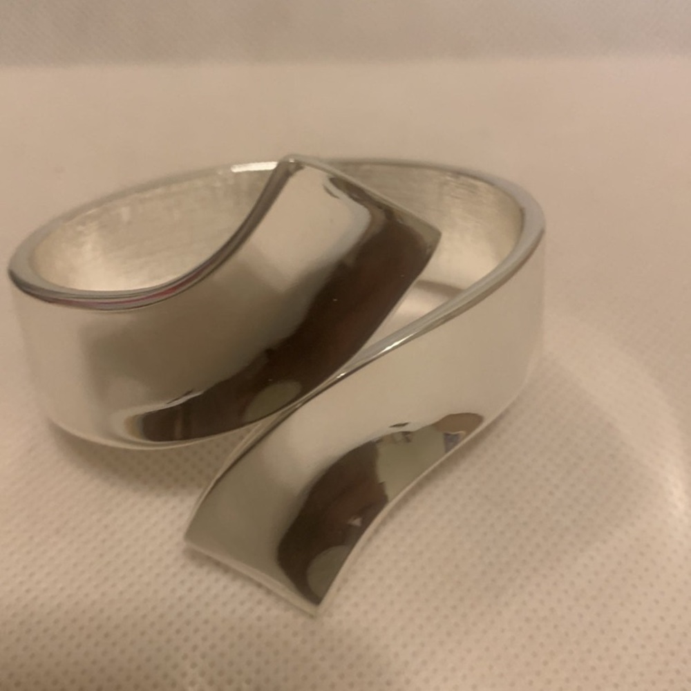 Gorgeous silver tone hinge bracelet/ opens to put it in NWOT